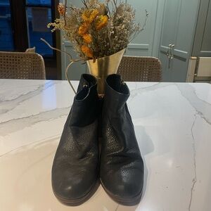 Cole Hahn Black Leather Ankle Boots - Size 9 🥾